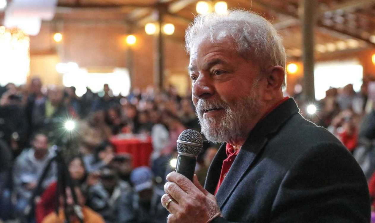 Na petição, enviada ao ministro Gilmar Mendes e classificada como "urgente", a defesa do ex-presidente pede "liberdade plena" a Lula, ou a garantia do cumprimento da pena em uma sala de Estado Maior, ou ainda, a suspensão da medida de Lebbos