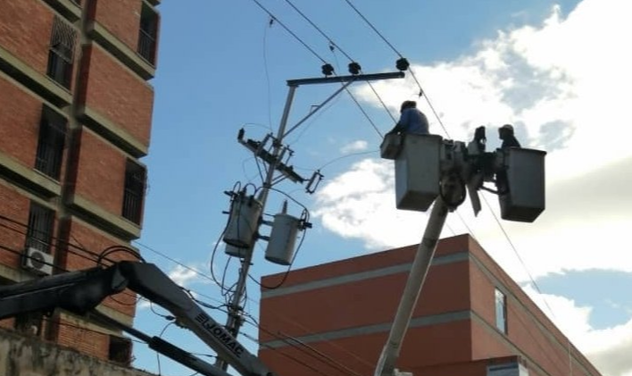 Estatal de energia venezuelana anunciou que sistema foi plenamente restaurado; autoridades não confirmaram os motivos das falhas