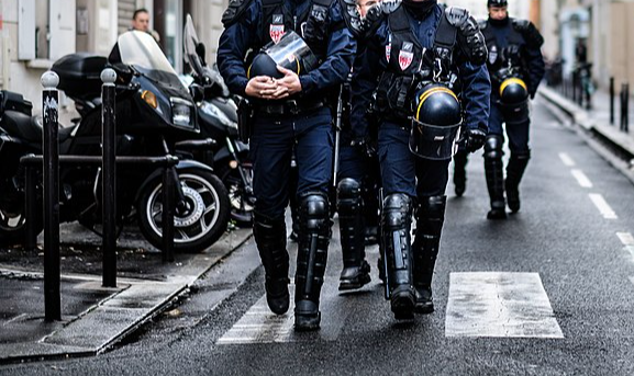 Drama gerou uma onda de protestos nos arredores de Paris e outras regiões; governo fala em 'ordem pública a ser restabelecida'