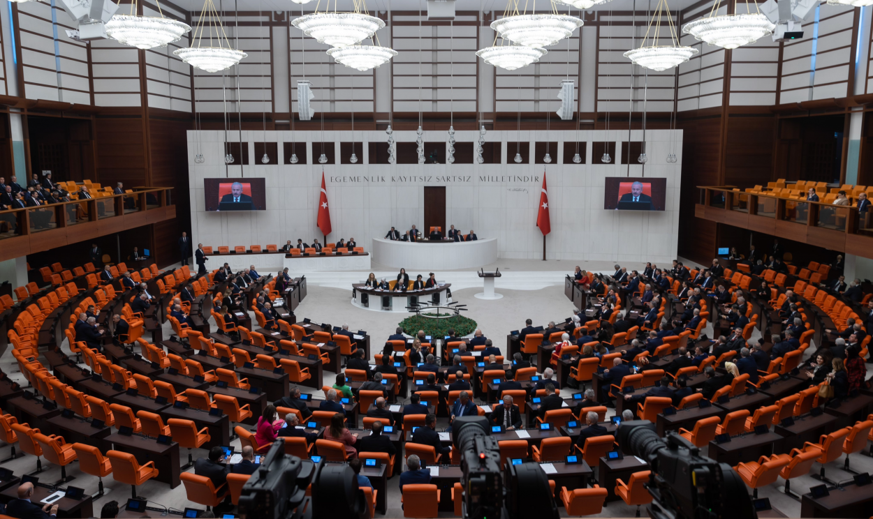 Aliança Popular recebeu 49,46% dos votos, enquanto coligação da oposição de Kilicdaroglu, obteve 35,02%; turcos votaram para eleger 600 parlamentares