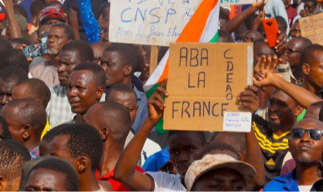 Organização dos Povos da África Ocidental acusa participação ocidental em ameaças de intervenção militar externa após rebelião que tomou o poder no país