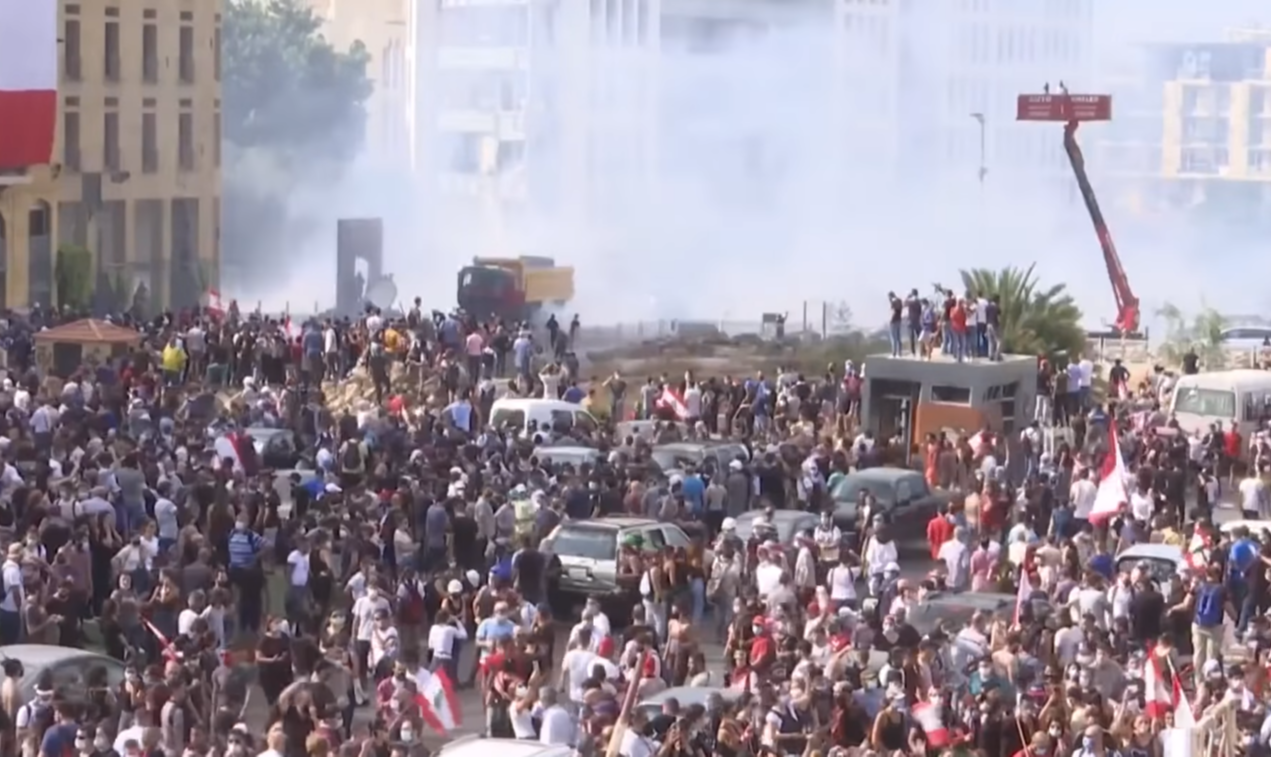 Polícia usou gás lacrimogêneo e balas de borracha para dispersar manifestantes que atiravam pedras contra os militares perto do prédio do Parlamento