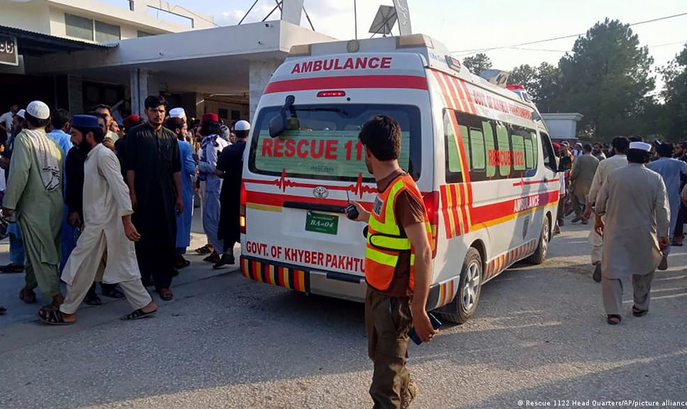 Ao menos 44 morreram e quase 200 ficaram feridos após homem-bomba detonar explosivo em evento político no distrito de Bajur, antigo reduto do Talibã paquistanês