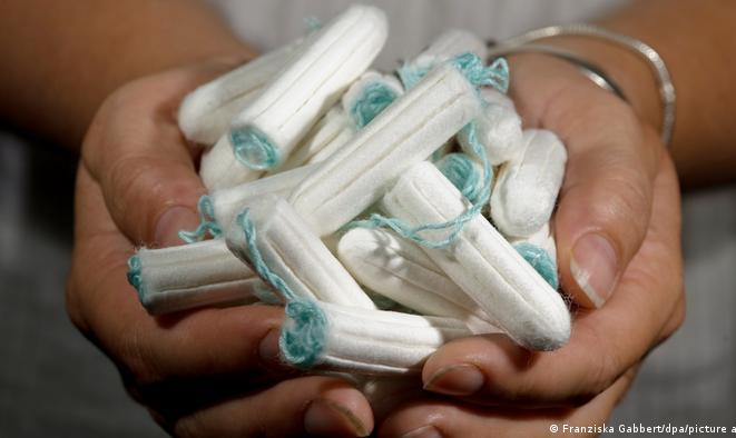 Campanha de combate a estigmas sobre a menstruação acompanha a entrada em vigor de lei aprovada em 2020, obrigando instituições públicas escocesas a fornecerem gratuitamente artigos sanitários a quem necessite