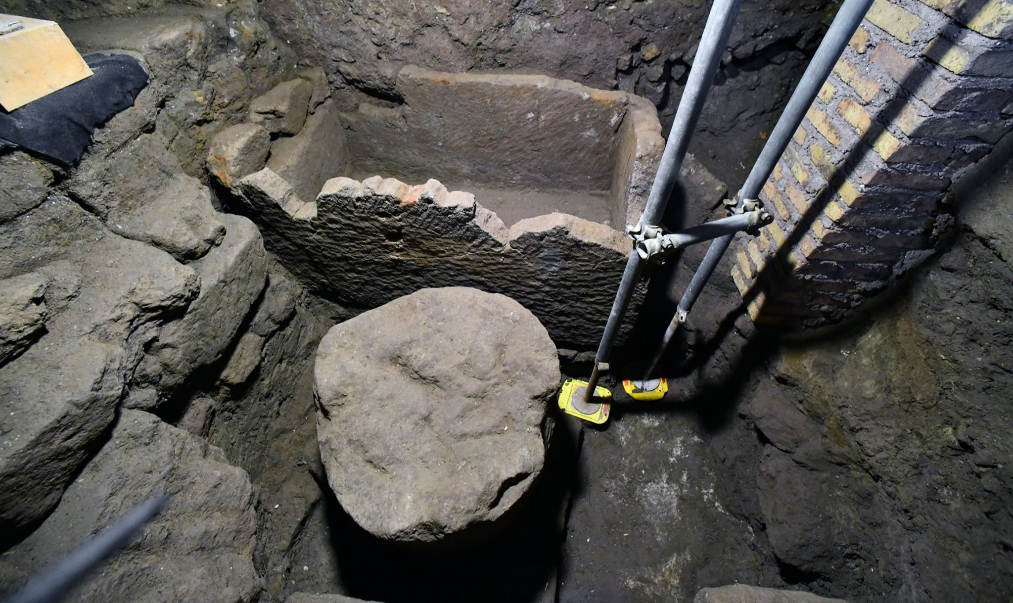 Escavações recentes no parque do Coliseu confirmaram hipótese ao descobrir 'um sarcófago associado a um elemento circular, provavelmente um altar'
