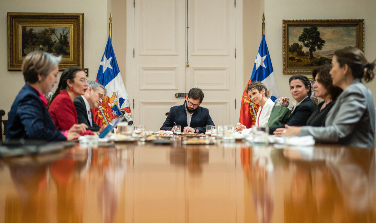 Boric substitui aliados por representantes de partidos da Concertación, antiga coalizão governista (1990 - 2010)