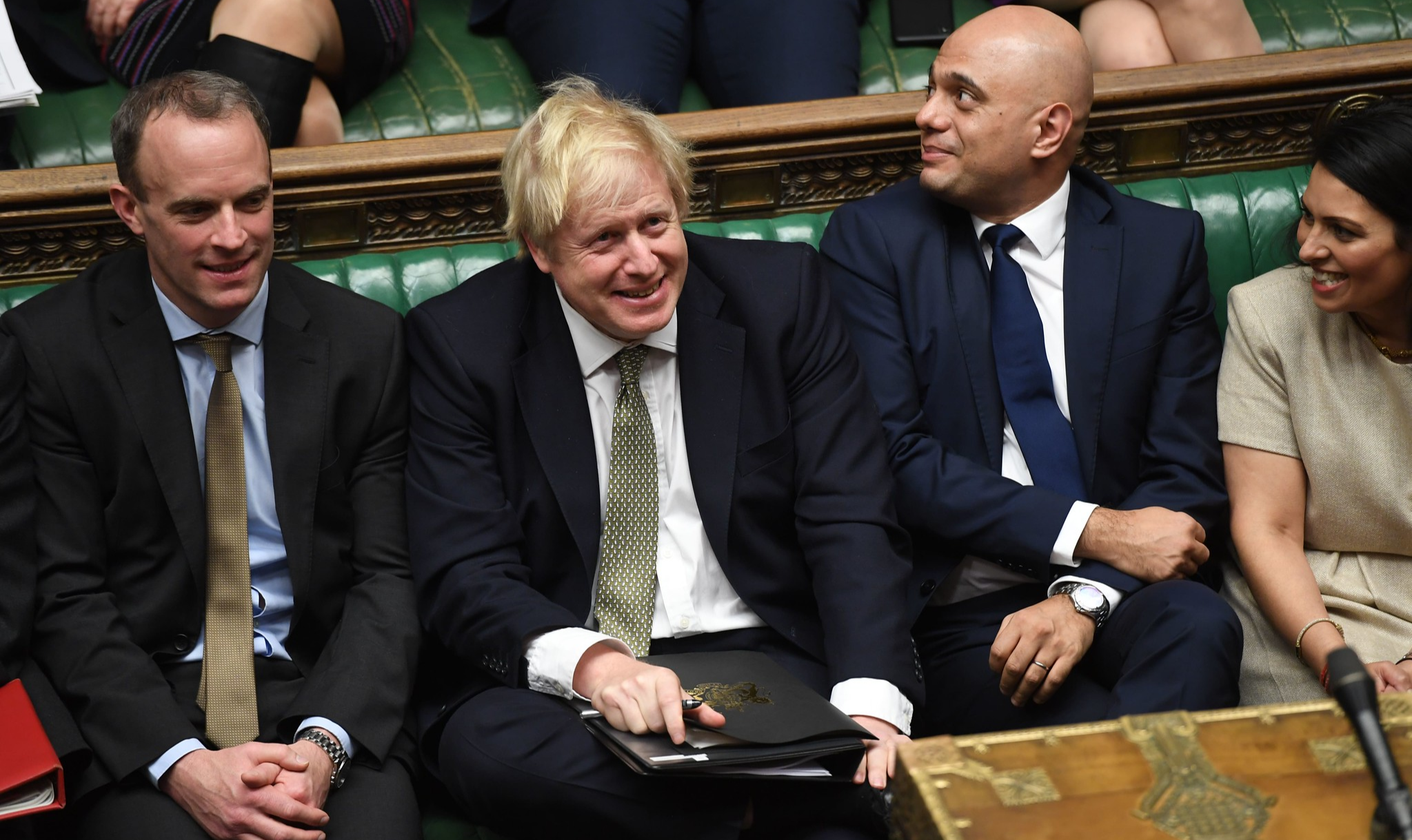 Após três anos e meio de crise, os deputados da Câmara dos Comuns, amplamente dominada pelo primeiro-ministro conservador Boris Johnson, adotaram o texto com 330 votos a favor e 231 contra