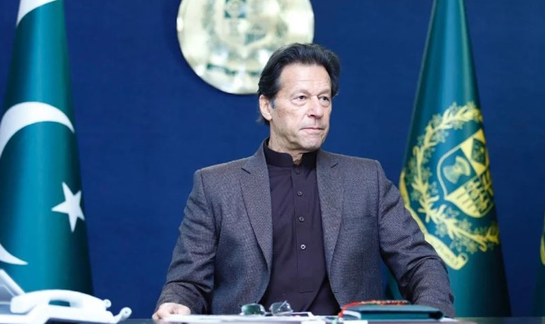 Imran Khan responde a processos por esquema em contratos do governo com magnatas do setor imobiliário; defesa alega que Judiciário do país age sob influência dos EUA