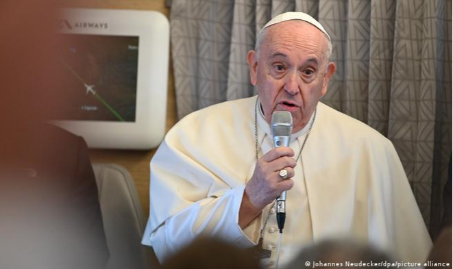 Pontífice faz visita de seis dias ao país, onde pretende pedir perdão aos indígenas por abusos em internatos infantis
