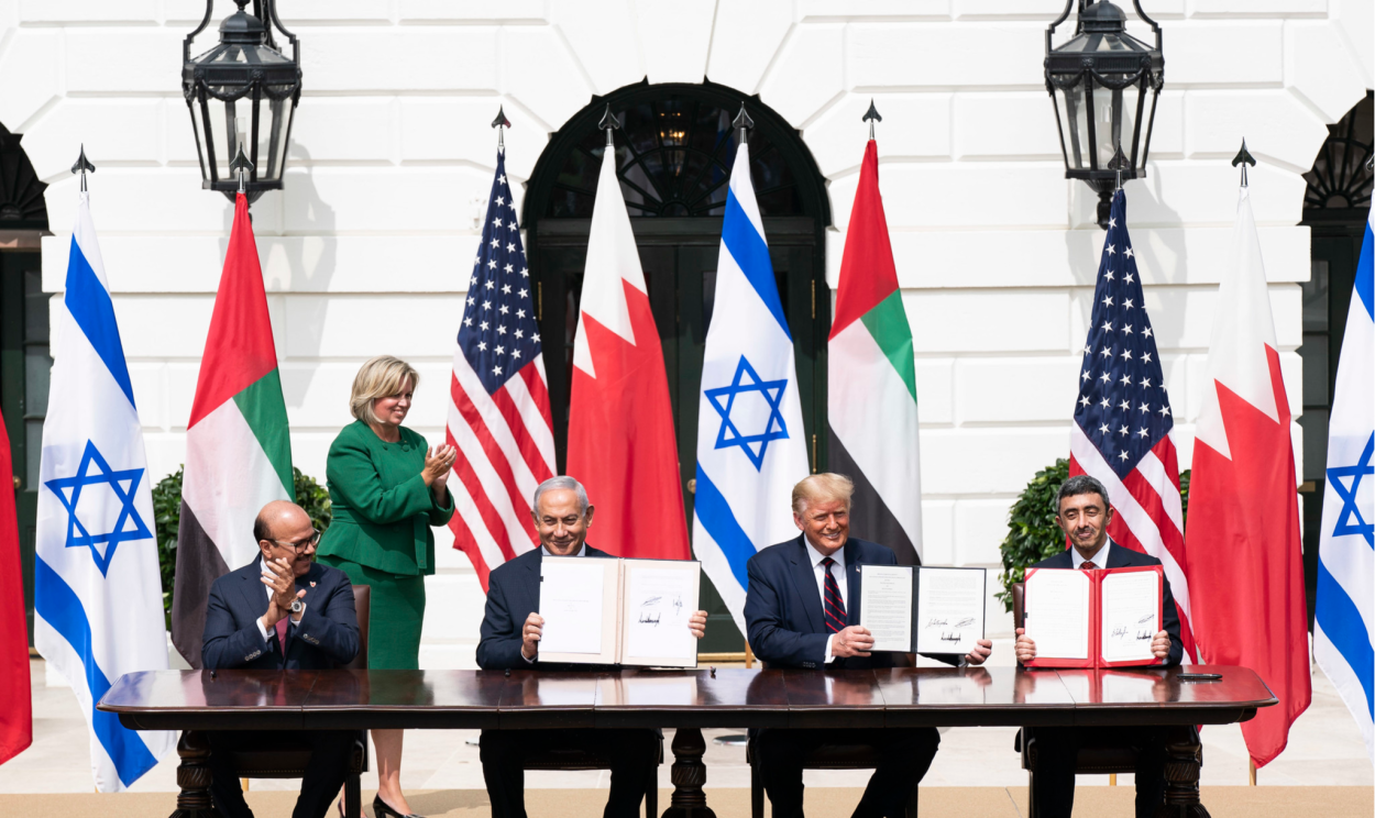 Bahrein e Emirados Árabes Unidos firmaram pacto, mediado pelos Estados Unidos, de normalização diplomática com israelenses