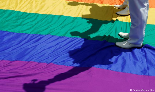 País é o primeiro do Leste Europeu a aprovar união homossexual e a adoção de crianças por casais gays