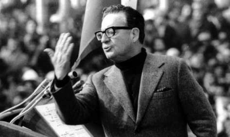 No dia em que foi eleito, Allende declarou que faria um governo marxista, prometendo a reforma agrária, e nacionalização dos bancos