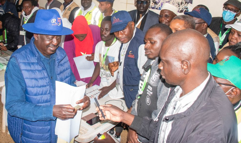 Odinga tem 52,54% dos votos e Ruto 46,76%, com cerca de 30% das urnas apuradas. Adesão às eleições quenianas foi baixa, apenas 68% dos eleitores aptos votaram