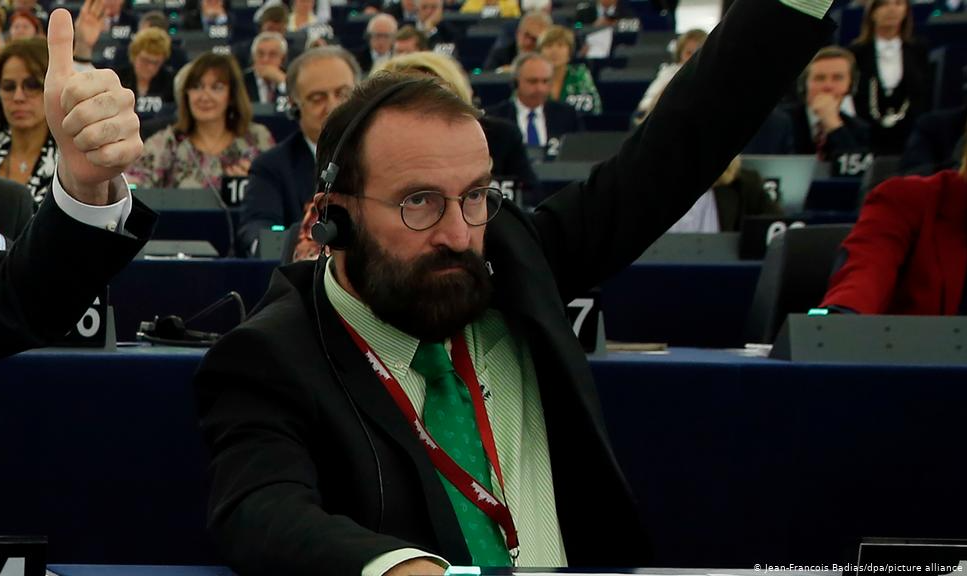 O ocaso do eurodeputado húngaro que dedicou a carreira a defender a "família tradicional" e foi flagrado pela polícia em uma festa ilegal durante o lockdown em Bruxelas, com drogas e na companhia de vários homens