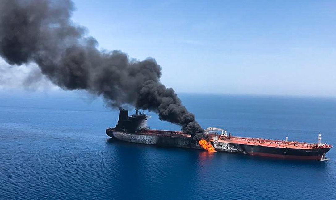 Na madrugada desta quinta, dois navios petroleiros sofreram explosões enquanto navegavam pelo Golfo de Omã, entre os Emirados Árabes e Irã