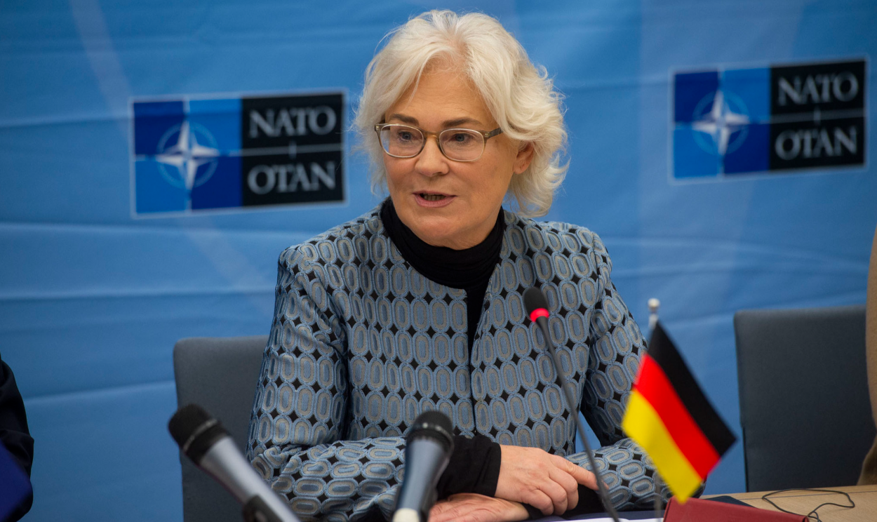 Renúncia de Christine Lambrecht encerra gestão marcada por gafes no comando das Forças Armadas alemãs. Vídeo de Ano Novo citando Ucrânia ao som de fogos de artifício parece ter sido gota d'água