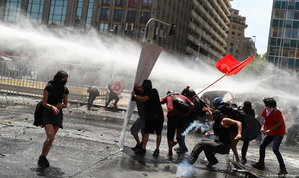 Jovem sofreu parada cardíaca durante manifestação em Santiago; serviço de emergência afirma que policiais continuaram a disparar balas de borracha e gás lacrimogêneo durante atendimento