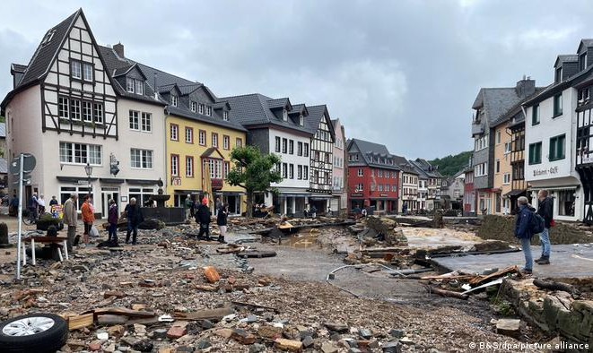 Enchentes, deslizamentos, cidades inteiras arrasadas. Tragédia no oeste da Alemanha já deixou mais de 100 mortos. Christoph Hasselbach, repórter da DW, mora na região afetada e conta o que viu