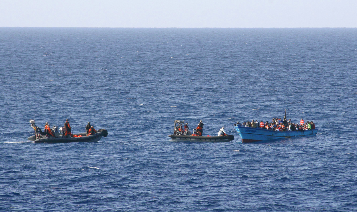 Cerca de 75 pessoas estavam a bordo, incluindo mulheres e crianças, e 18 foram resgatados; até o momento, não há informações sobre as causas do naufrágio