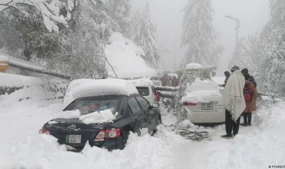 Milhares viajavam para ver neve em região de montanha no norte do país e foram surpreendidos por tempestade que gerou engarrafamento