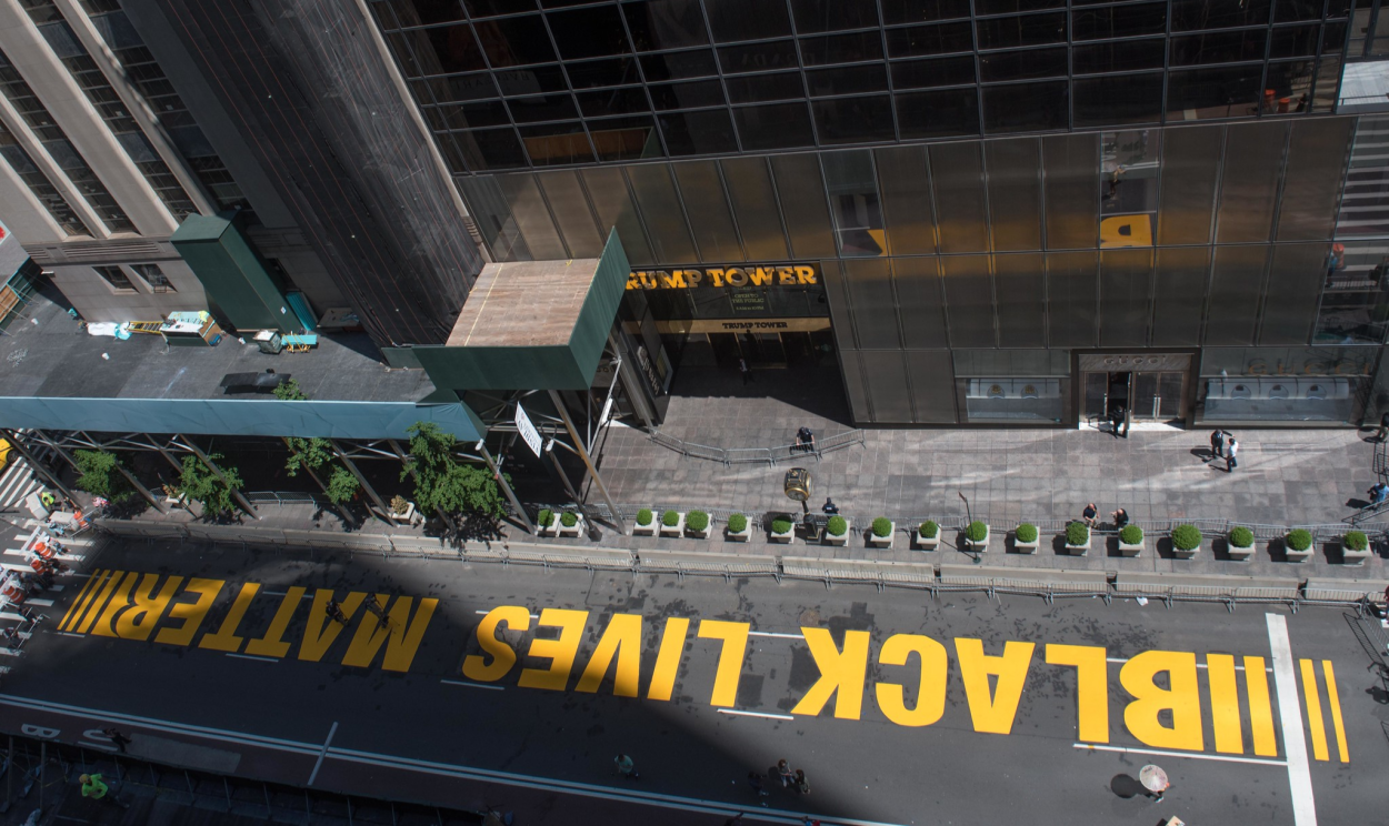 Bill de Blasio ajudou a pintar famoso slogan antirracismo em frente a edifício que abriga sede das empresas de Trump
