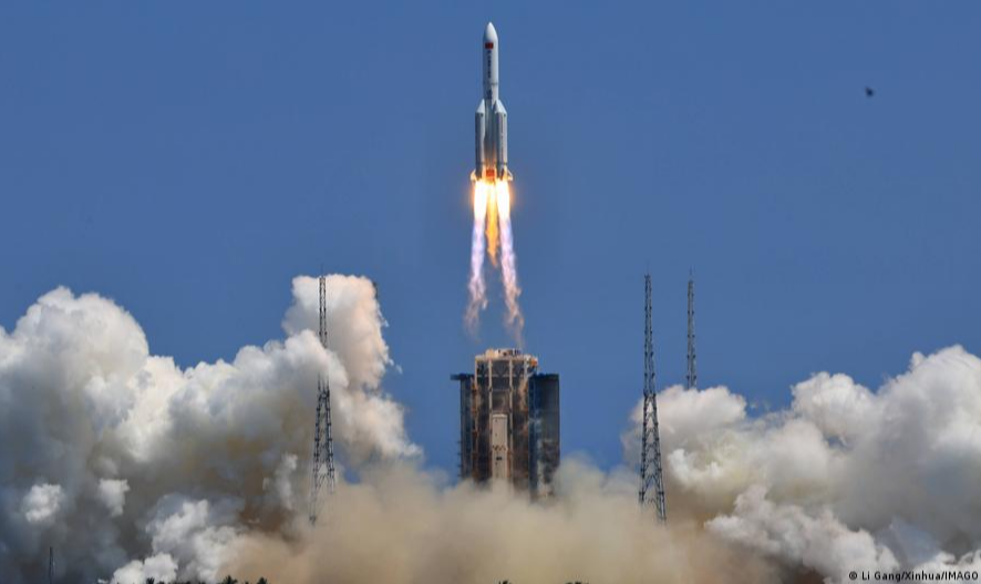 China lançou neste domingo (24/07) o segundo de três módulos da estação espacial em construção pelo país