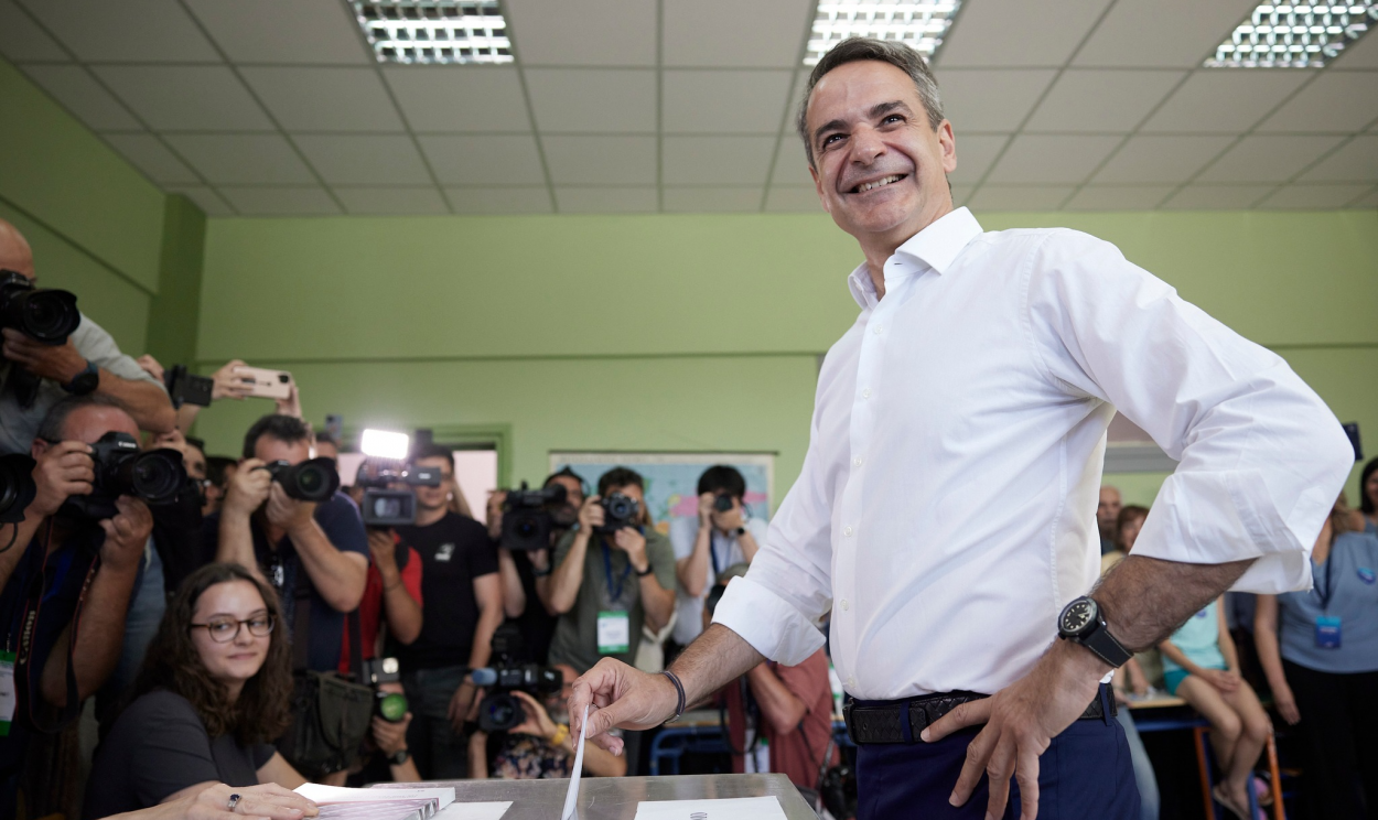 Líder da direita grega fez juramento para começar um novo mandato como premiê após partido obter 157 das 300 cadeiras do Parlamento