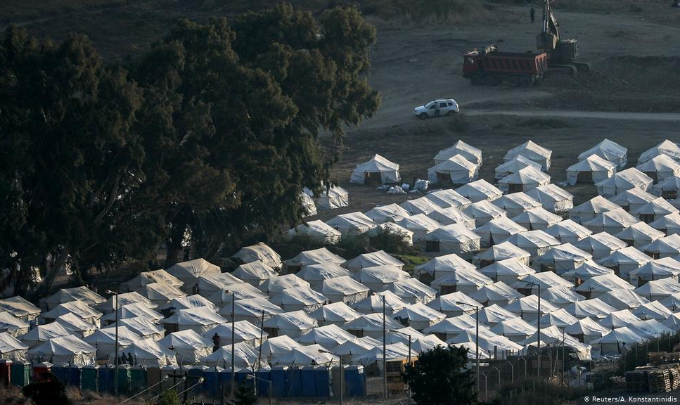 Por ora, apenas algumas centenas dos mais de 12 mil desabrigados de Moria foram acomodadas num acampamento provisório