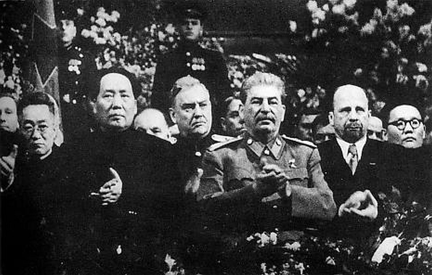 Em uma foto de 1949, aparecem aplaudindo, da esquerda para a direita, Mao Tsé-Tung, Josef Stalin e Walter Ulbricht
