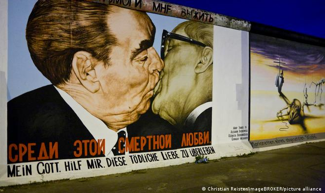 Russo Dmitri Vrubel elaborou obra em 1990, durante a dissolução da antiga Alemanha Oriental. Grafite é um dos pontos mais fotografados da capital alemã e retrata beijo entre os líderes Leonid Brezhnev e Erich Honecker