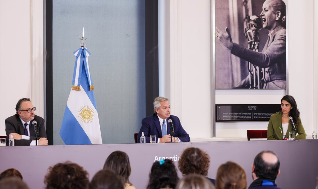 'Um triunfo da sociedade contra a hipocrisia', assegurou o presidente Alberto Fernández sobre a nova legislação