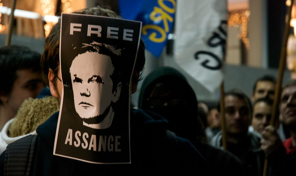 Dois dias após negar a extradição do ativista, juíza alegou haver um risco de fuga do fundador do Wikileaks ; Assange permanece preso em Londres