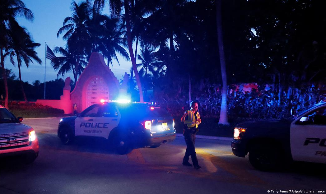 Ex-presidente dos EUA diz que agentes "invadiram" seu resort em Mar-a-Lago e "arrombaram" cofre. Operação estaria ligada a documentos confidenciais que Trump levou da Casa Branca. FBI não se pronuncia