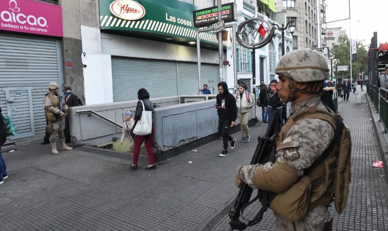 Mais cedo, a polícia reprimiu diversas manifestações em vários pontos da capital; Piñera afirmou na noite deste domingo que o país está 'em guerra'