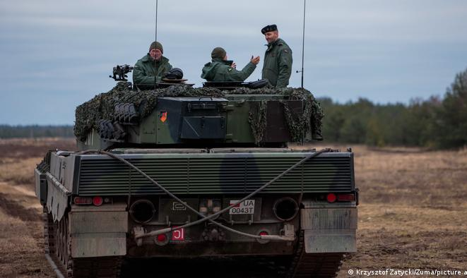 Quatro blindados entregues são do modelo Leopard 2, de fabricação alemã, e mais devem ser enviados em breve