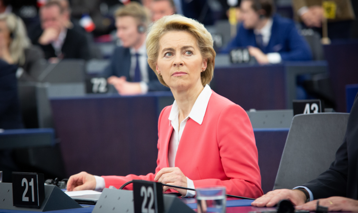 Vice-presidente da organização, Eva Kaili, foi presa nesta segunda-feira (12/12); suspeitas de corrupção são 'muito sérias', declarou presidente da Comissão Europeia