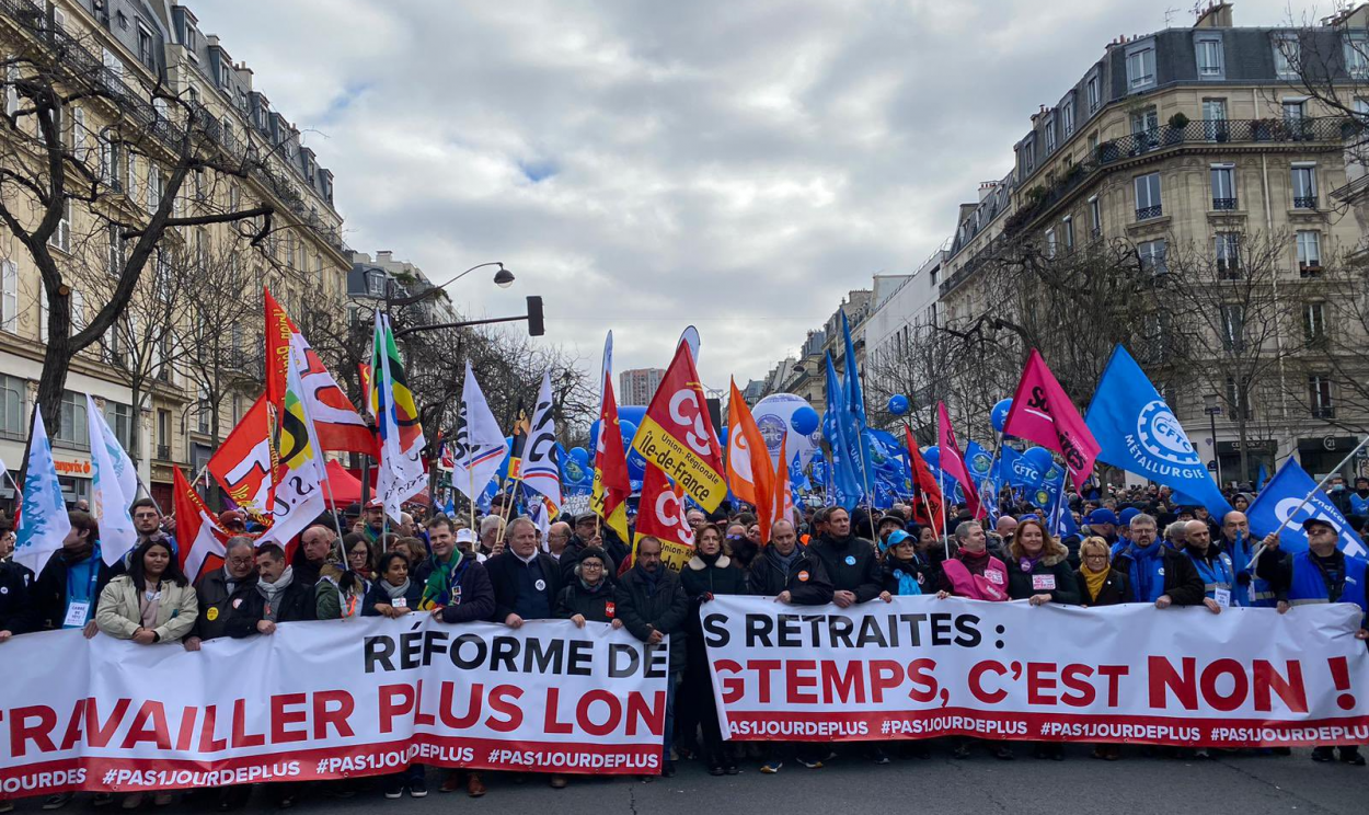 Franceses foram às ruas contra a reforma de Emmanuel Macron que altera idade mínima; novas manifestações estão previstas para 7 e 11 de fevereiro