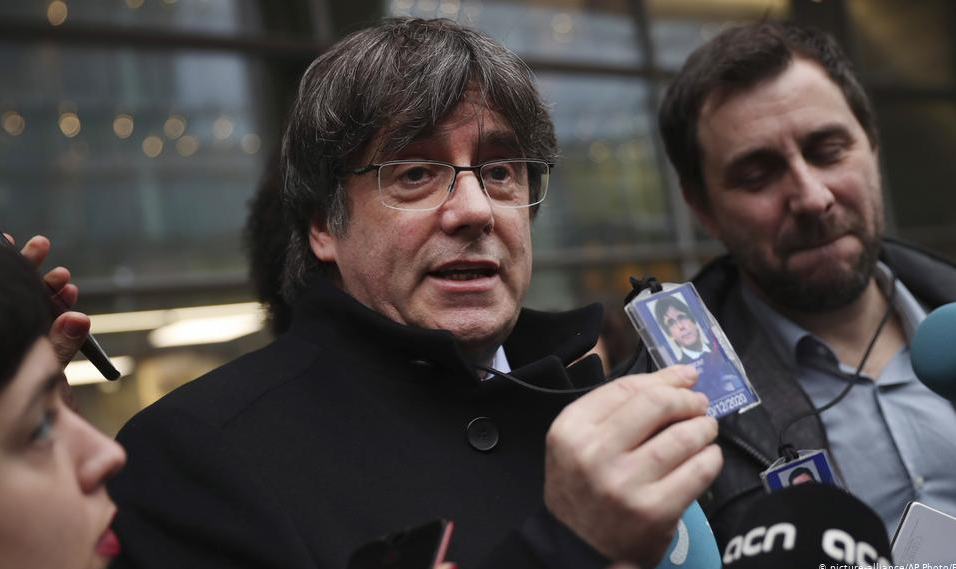 Juiz considera que líder separatista catalão tem imunidade parlamentar como eurodeputado; medida também beneficia Toni Comín, outro político catalão refugiado na Bélgica que também foi eleito para o Parlamento Europeu