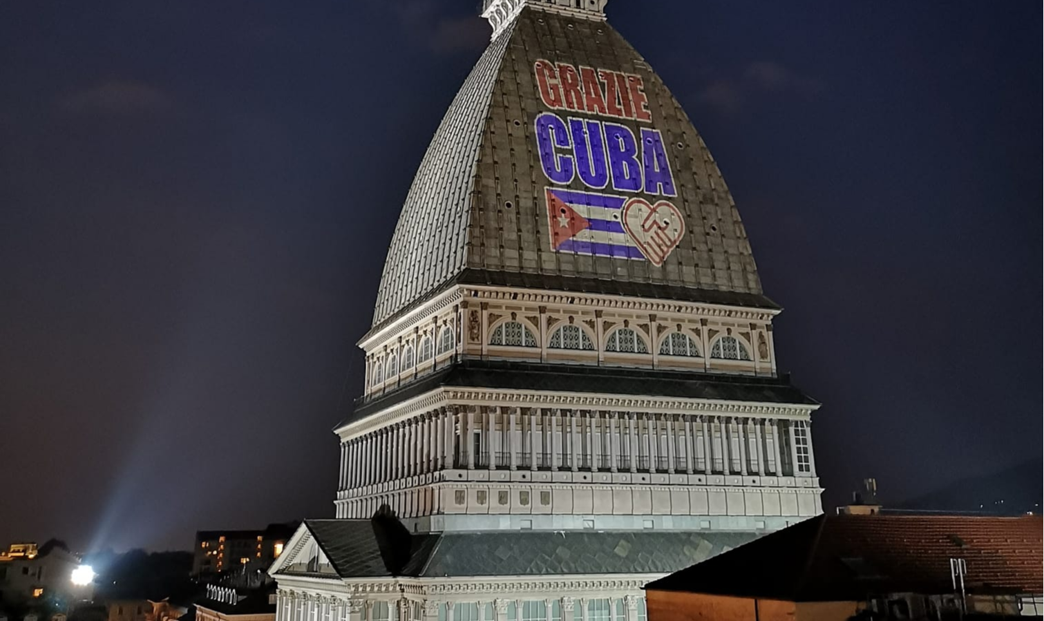 Frase 'Grazie Cuba' foi projetada na Mole Antonelliana, edifício mais emblemático de Turim
