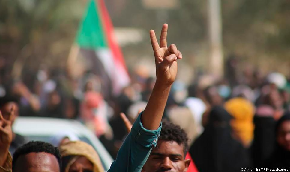 Confrontos entre soldados e sudaneses deixam mortos e feridos após tomada de poder no país africano; comunidade internacional condena o golpe