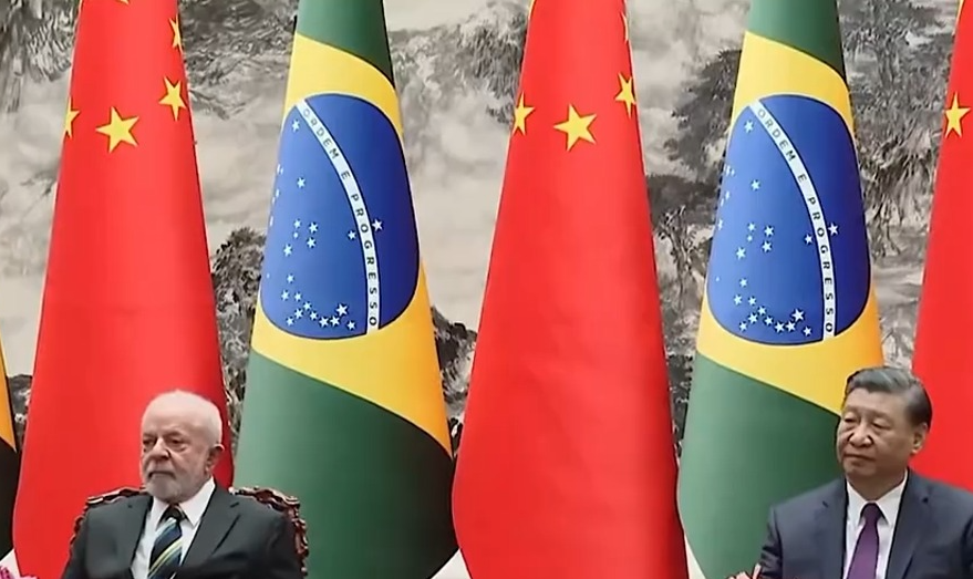 Lula e Xi Jinping firmaram 15 acordos comerciais no Grande Salão do Povo, em Pequim, última parada da viagem presidencial brasileira