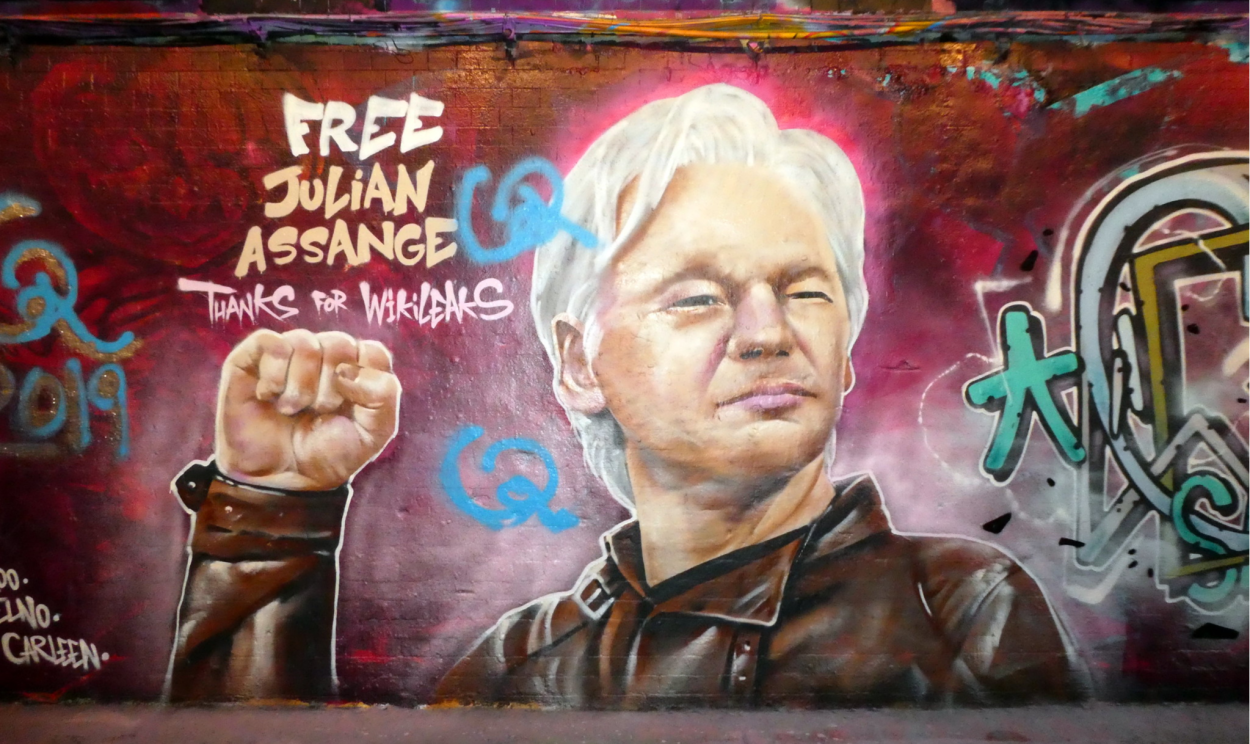 Dez anos após publicações que indicaram crimes de guerra cometidos pelos EUA, extradição do ativista foi negada; conheça alguns episódios do caso de Assange