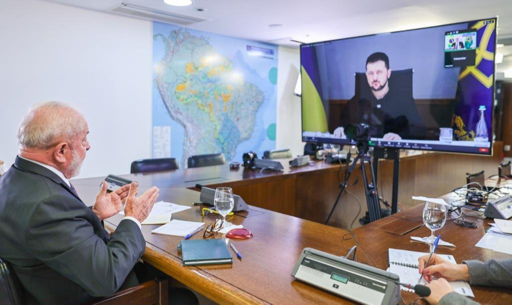 Durante videoconferência, presidente brasileiro foi convidado pelo homólogo ucraniano a visitar Kiev, e respondeu que irá ‘em momento oportuno’