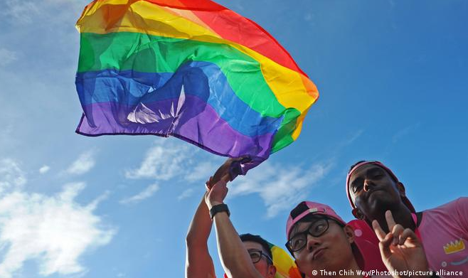 País abandona postura restritiva e permite que torcedores expressem apoio à causa LGBT sem serem mais incomodados