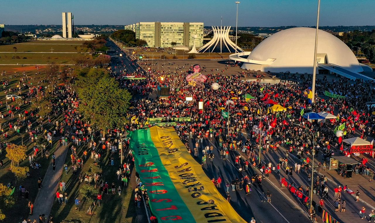 Manifestações pelo impeachment do presidente ocorreram neste sábado (03/07) em mais de 300 cidades do Brasil e do mundo