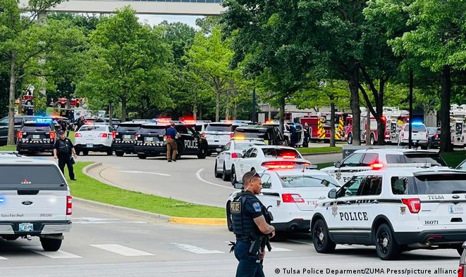 Homem armado com fuzil e revólver abre fogo em edifício hospitalar no estado americano de Oklahoma. Segundo a polícia, suspeito se matou em seguida. Motivação do ataque ainda não foi esclarecida