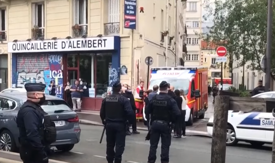 Ataque ocorre no momento em que a França julga 11 acusados de cumplicidade no atentado contra o semanário em janeiro de 2015, que deixou 12 mortos