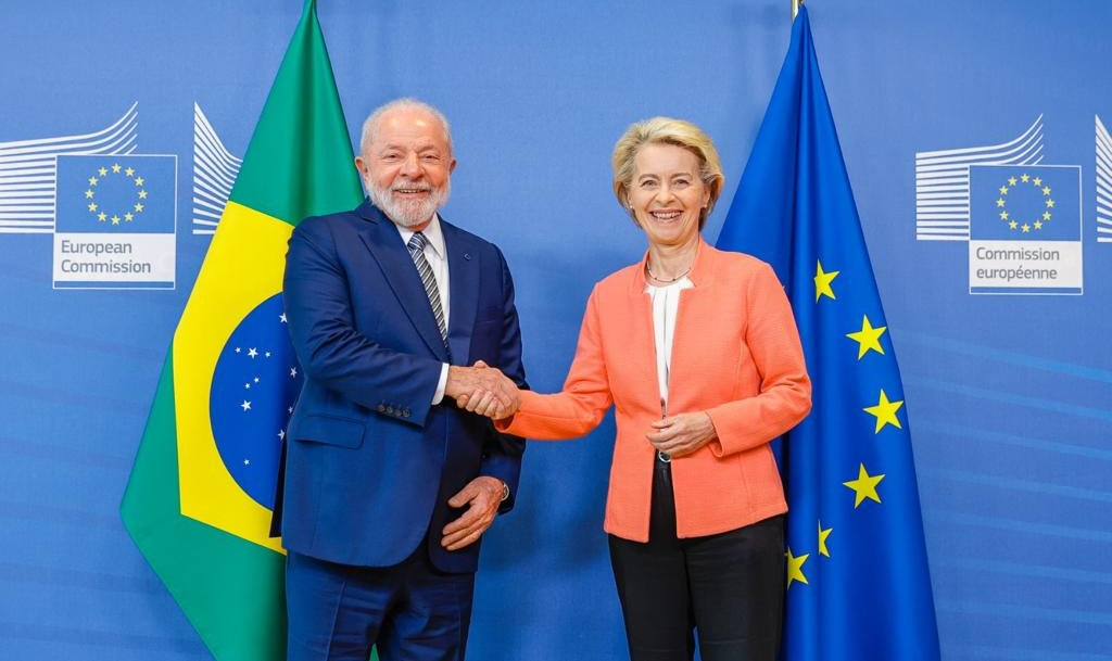 Presidente do Brasil encontrou chefe da Comissão Europeia no âmbito da cúpula entre UE e Celac; bloco europeu anunciou investimento de 45 bilhões na região