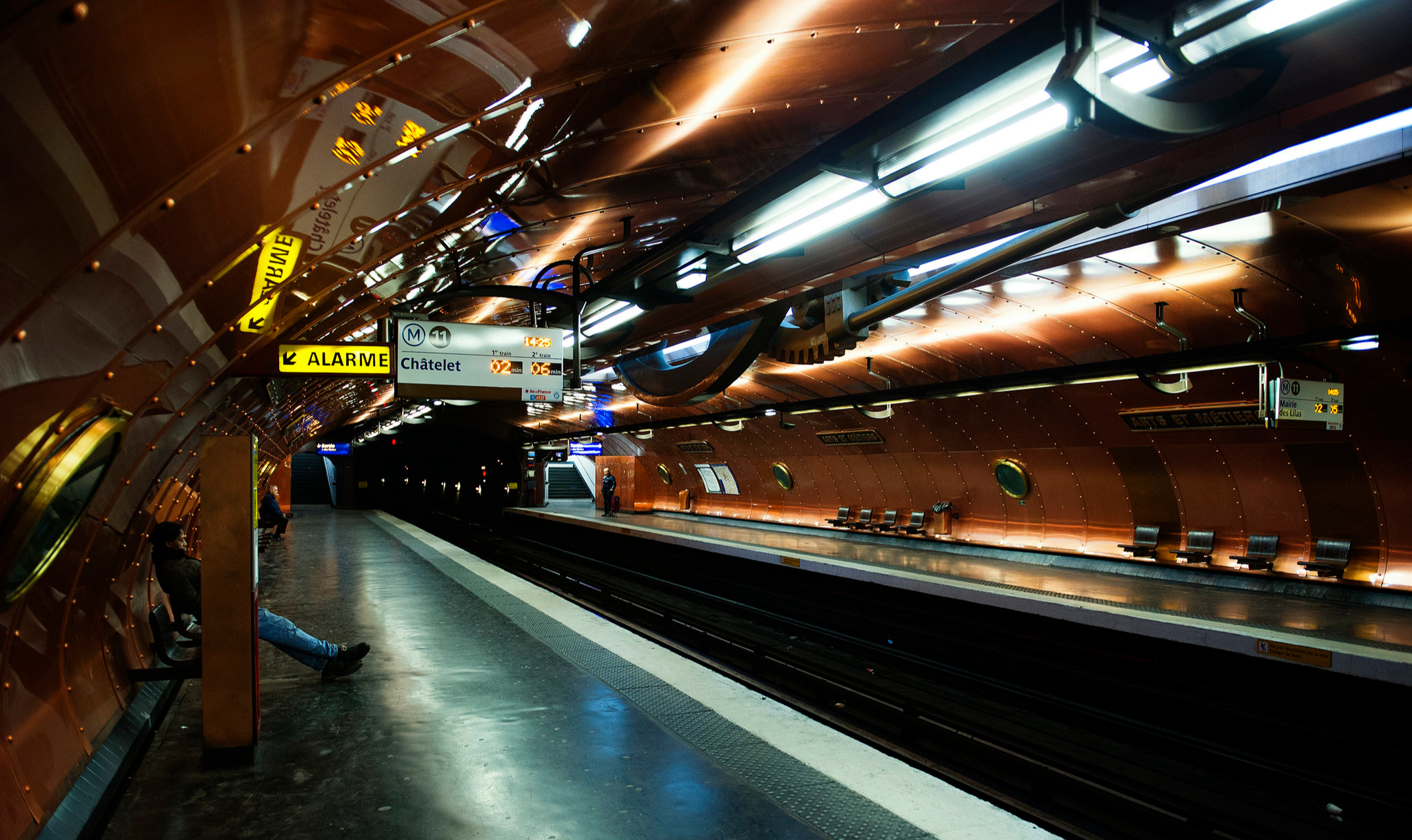 Dez das 16 linhas do metrô parisiense amanheceram paradas; as demais funcionam parcialmente, apenas nos horários de pico da manhã e no final da tarde
