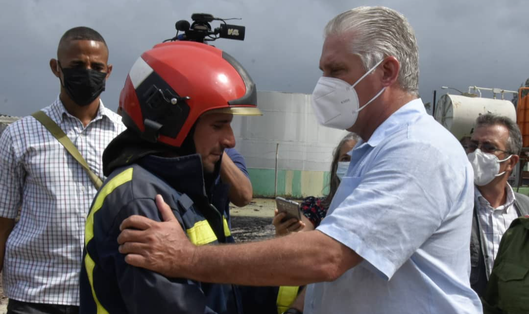 Fogo foi gerado por descarga elétrica que atingiu um dos depósitos de petróleo cubanos em Matanzas; ao menos uma pessoa morreu e 125 ficaram feridas